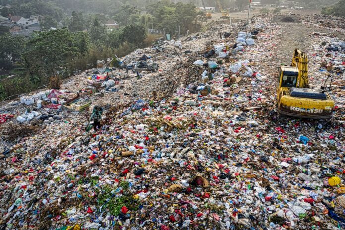 wwf-urges-countries-to-advance-global-plastic-treaty-despite-negotiations-setback-–-esg-news wwf-urges-countries-to-advance-global-plastic-treaty-despite-negotiations-setback-–-esg-news